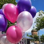 Ballons in Lila und Pink am Wasserturm Latex Ballons