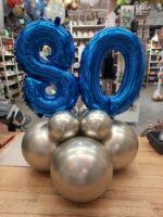 Tischbouquet mit Zahlen und Ballonfuß – Bild 3