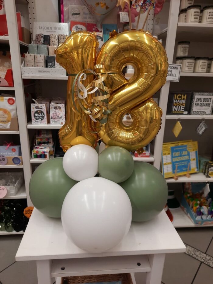 Tischbouquet mit Zahlen und Ballonfuß – Bild 2